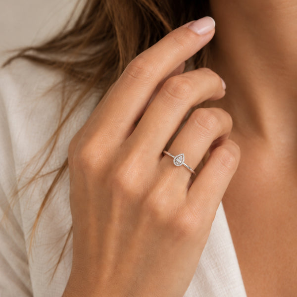 ANILLO SILUETA DE GOTA CON DIAMANTES