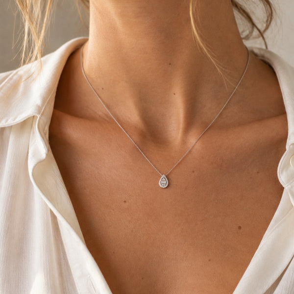 COLGANTE SILUETA DE GOTA CON DIAMANTES