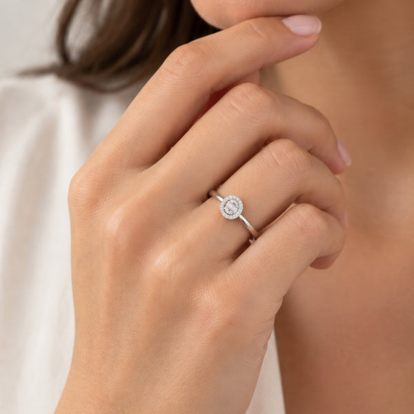 Oval halo ring with brilliant-cut and baguette diamonds