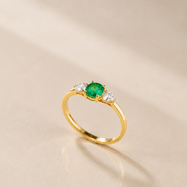 ANEL DE ESMERALDA COM DIAMANTES CRIADOS EM CORTE PÊRA