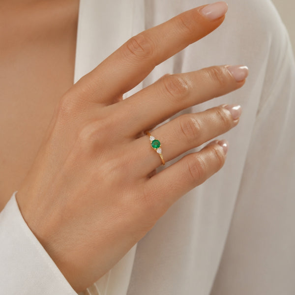 ANEL DE ESMERALDA COM DIAMANTES CRIADOS EM CORTE PÊRA