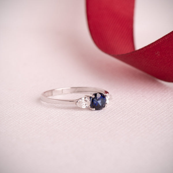 Anel de safira com diamantes criados em corte pêra