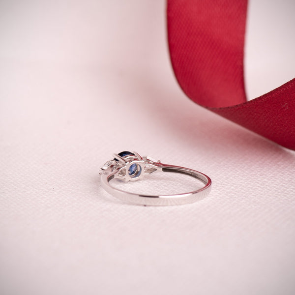 Anel de safira com diamantes criados em corte pêra
