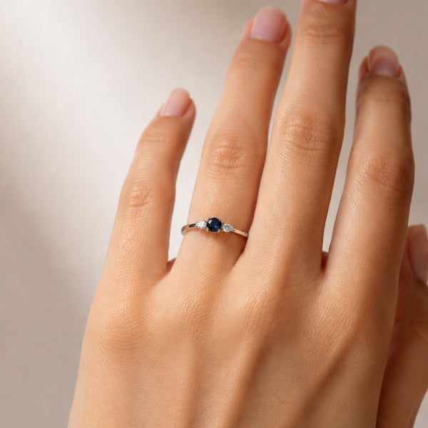Anel de safira com diamantes criados em corte pêra