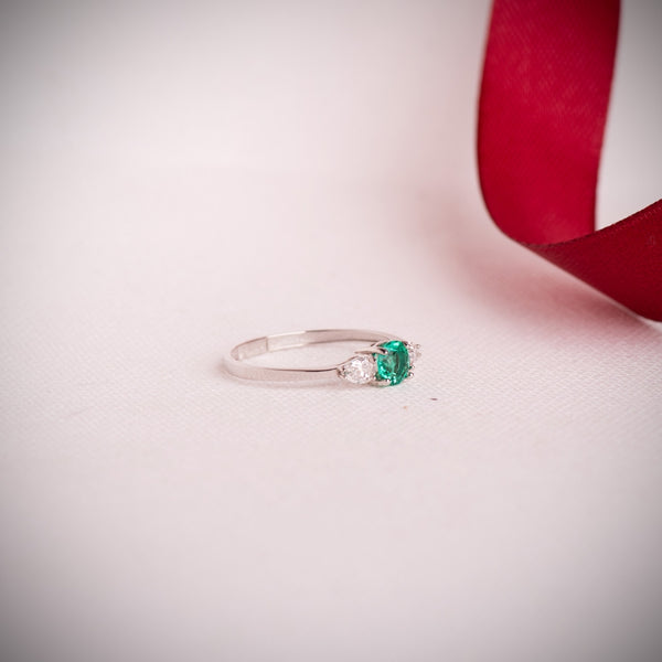 ANEL DE ESMERALDA COM DIAMANTES CRIADOS EM CORTE PÊRA