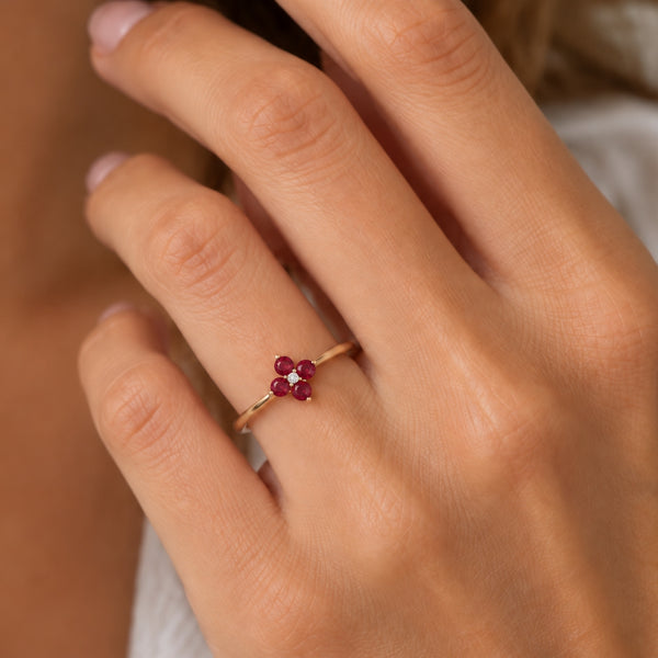 ANILLO FLOR RUBIES CON DIAMANTE