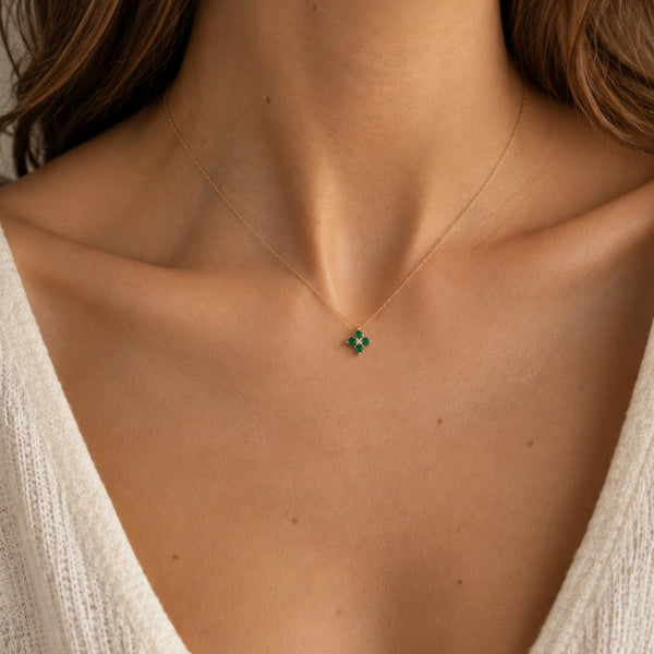 COLGANTE FLOR CON ESMERALDAS Y DIAMANTE