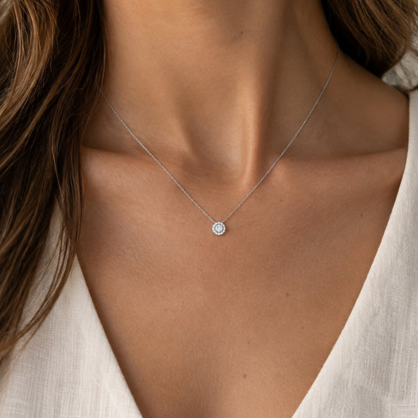 COLGANTE TALLA BRILLANTE CON HALO DE DIAMANTES