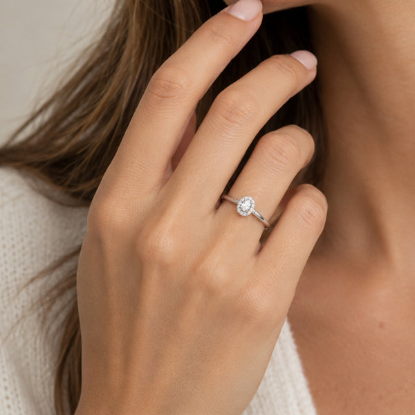 ANILLO DIAMANTE TALLA OVAL CON HALO DE DIAMANTES