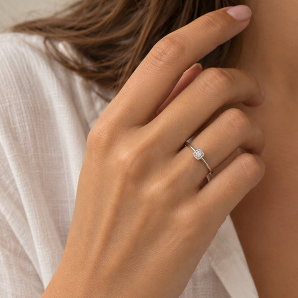 ANILLO DIAMANTE TALLA BAGUETTE CON HALO DE DIAMANTES