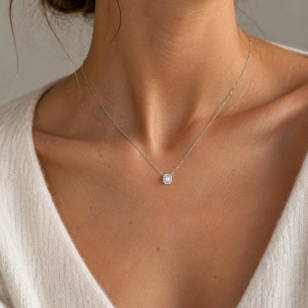 COLGANTE TALLA BAGUETTE CON HALO DE DIAMANTES