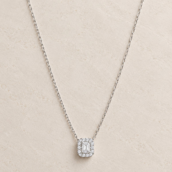 COLGANTE TALLA BAGUETTE CON HALO DE DIAMANTES