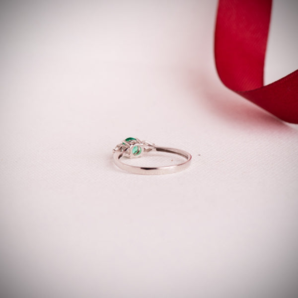 ANEL DE ESMERALDA COM DIAMANTES CRIADOS EM CORTE PÊRA