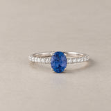 ANILLO ZAFIRO OVAL CON DIAMANTES LATERALES