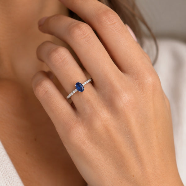 ANILLO ZAFIRO OVAL CON DIAMANTES LATERALES