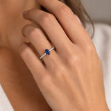 ANILLO ZAFIRO OVAL CON DIAMANTES LATERALES