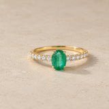 ANILLO ESMERALDA OVAL CON DIAMANTES LATERALES
