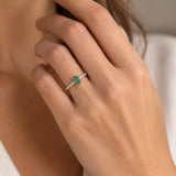ANILLO ESMERALDA OVAL CON DIAMANTES LATERALES