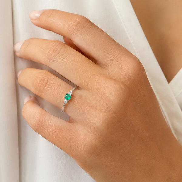 ANEL DE ESMERALDA COM DIAMANTES CRIADOS EM CORTE PÊRA
