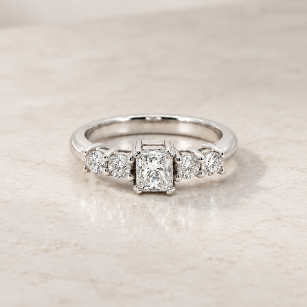 ANEL DE DIAMANTE RADIANT COM DIAMANTES LATERAIS