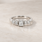 ANILLO DIAMANTE RADIANT CON BRILLANTES LATERALES