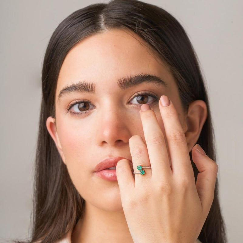 Anillo abierto de Oro blanco 18kt esmeraldas y diamantes Rosella