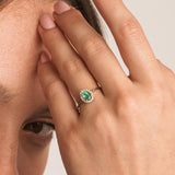 Anillo Oro blanco 18kt esmeralda oval y orla diamantes creados Pattie