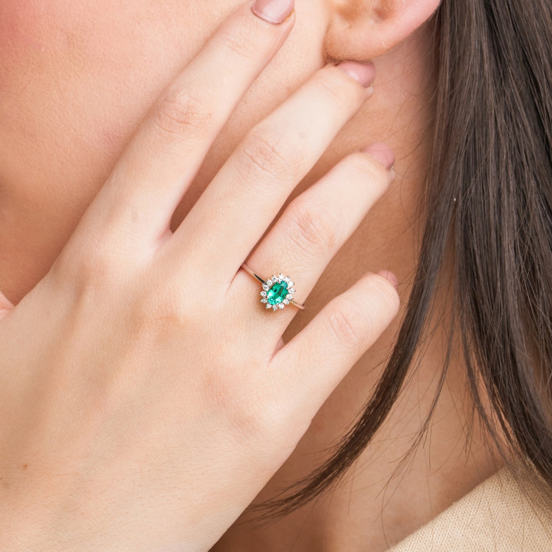 Anillo Oro blanco 18kt esmeralda 6X4mm y diamantes quilates