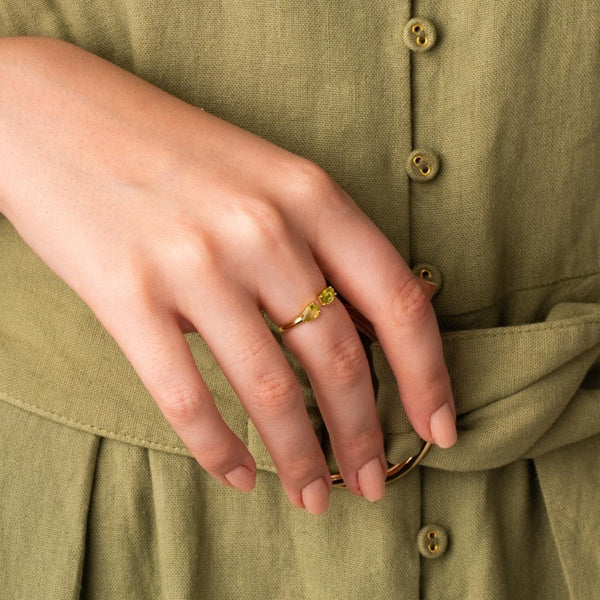 Anillo Oro 18 kilates abierto olivinos Julia