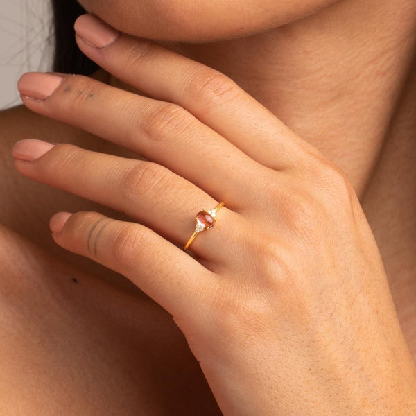 Anillo Oro 18 kilates con turmalina rosa cabujón diamantes Allegra