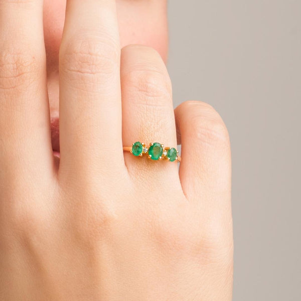Anillo Oro 18 kilates esmeraldas diamantes Anina
