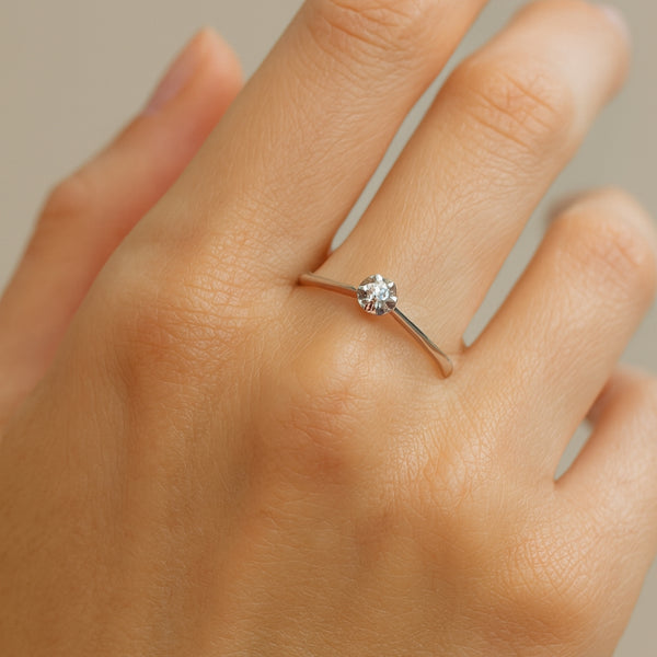 ANILLO SOLITARIO FLOR CON DIAMANTE 0.10 QUILATES GENIE