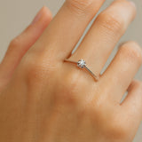 ANILLO SOLITARIO FLOR CON DIAMANTE 0.10 QUILATES GENIE