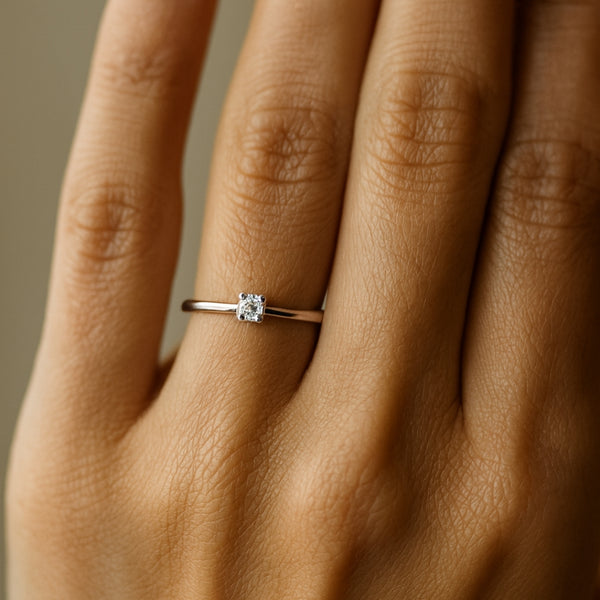 ANILLO SOLITARIO CUATRO GARRAS CON DIAMANTE 0.12 QUILATES GERTIE