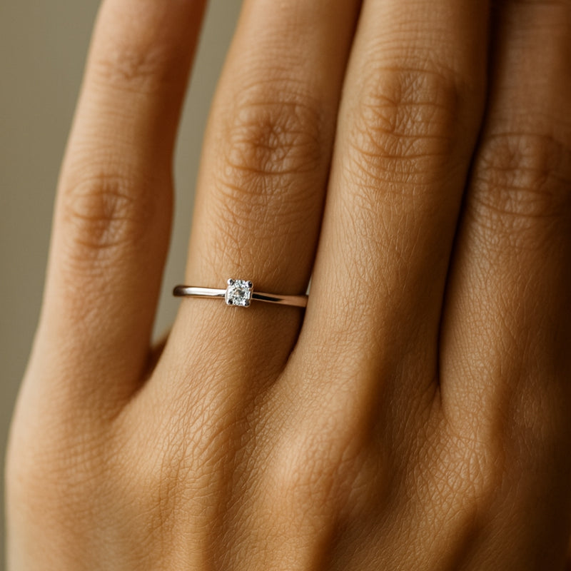 ANILLO SOLITARIO CUATRO GARRAS CON DIAMANTE 0.12 QUILATES GERTIE