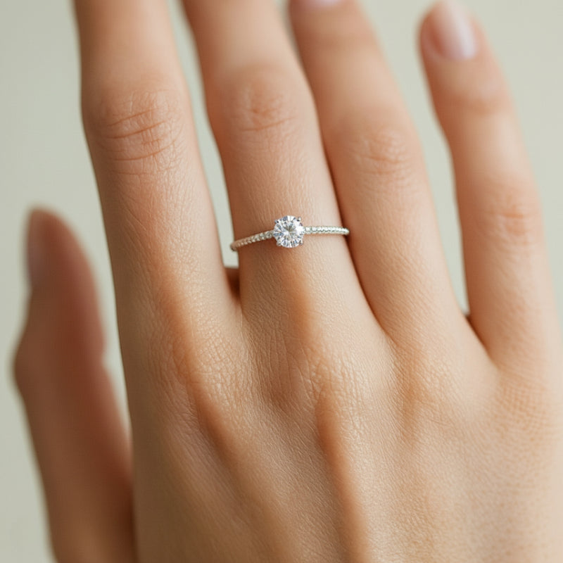ANILLO SOLITARIO CON CIRCONITAS GLORIANA