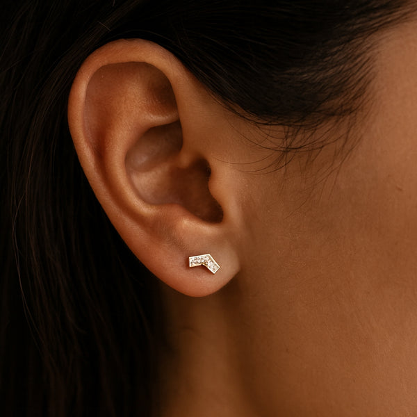 PIERCING OREJA FLECHA PUNTA CON CIRCONITAS NILA