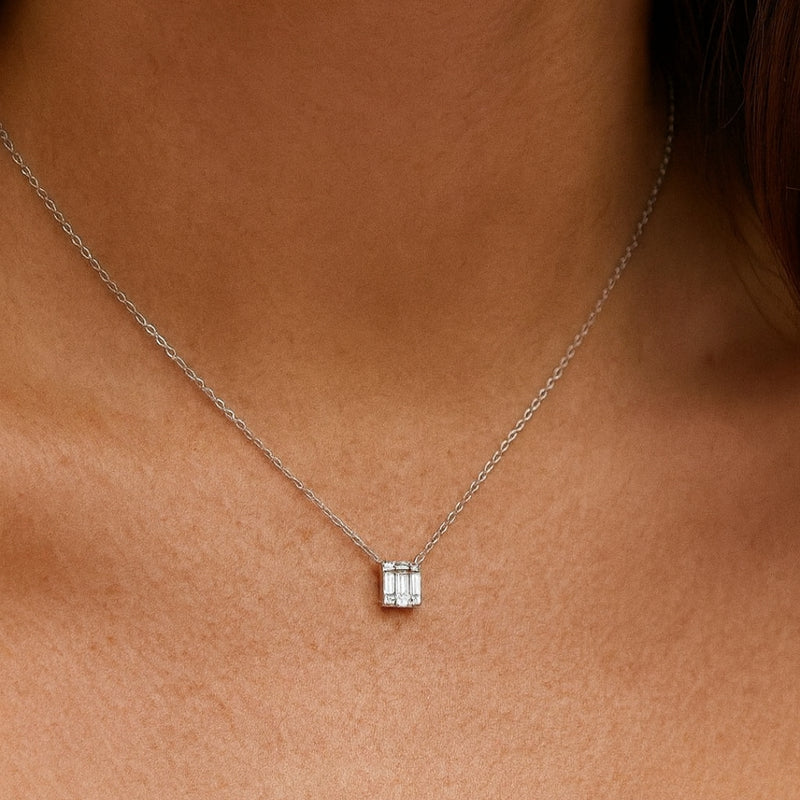 COLGANTE CON DIAMANTES STELA