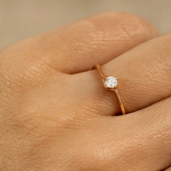 ANILLO SOLITARIO CUATRO GARRAS CRUZADO CON DIAMANTE 0.10 QUILATES AIRI