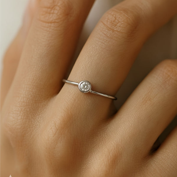 ANILLO SOLITARIO CHATON CON DIAMANTE 0.10 QUILATES JODENE