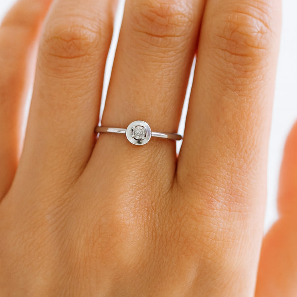ANILLO SOLITARIO CIRCULO CON DIAMANTE 0.11 QUILATES ALOISIA