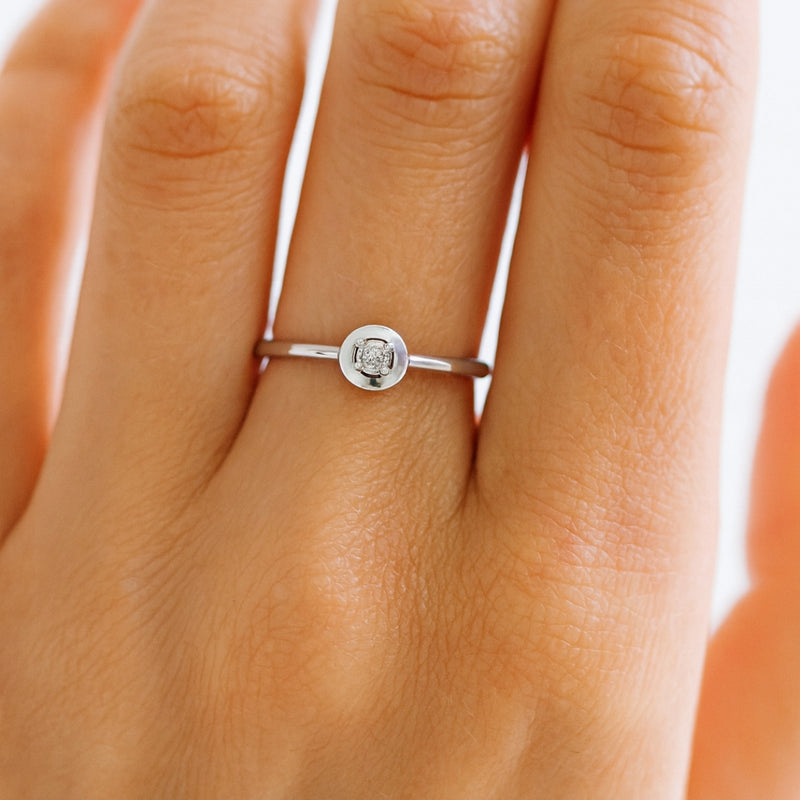 ANILLO SOLITARIO CIRCULO CON DIAMANTE 0.11 QUILATES ALOISIA