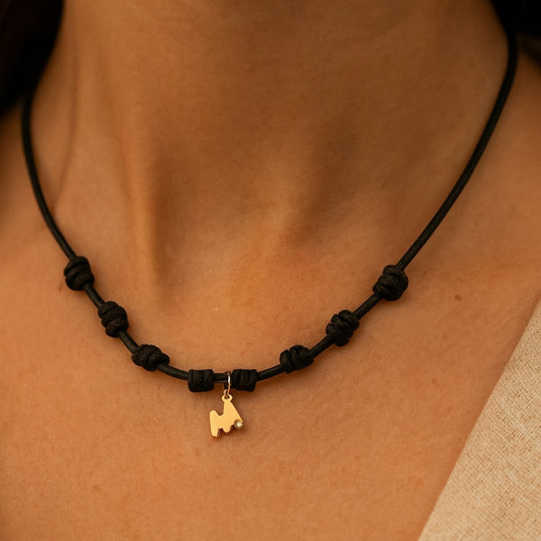 COLLAR MACRAME INICIAL CON DIAMANTE