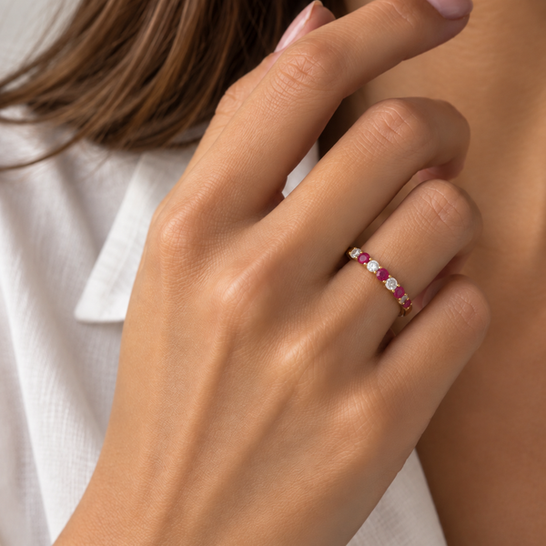 ANILLO MEDIA ALIANZA CARRIL RUBIES 3MM Y DIAMANTES