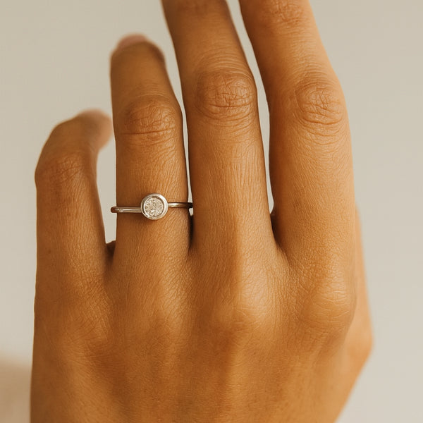 ANILLO SOLITARIO CHATON CON DIAMANTE 0.14 QUILATES JODENE