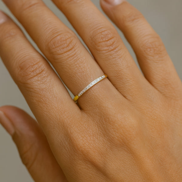 ANILLO MEDIA ALIANZA CON DIAMANTES 0.060 QUILATES MARIELLA