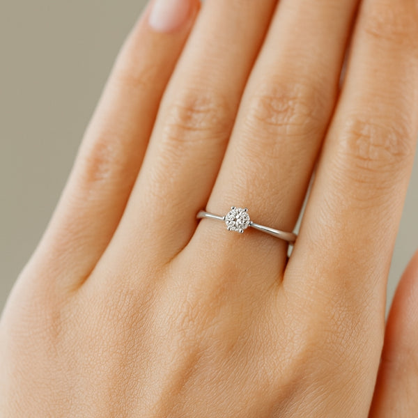 ANILLO SOLITARIO SEIS GARRAS CON DIAMANTE 0.17 QUILATES NELLA