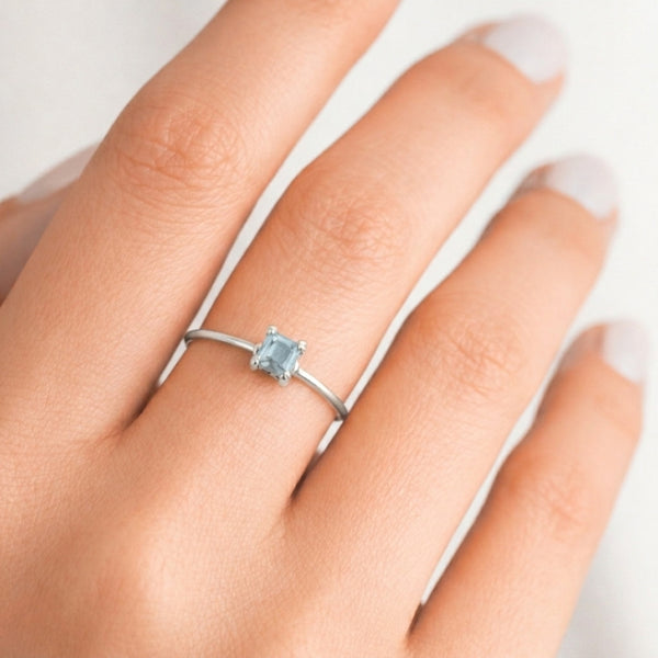 ANILLO CON AGUAMARINA FLORA