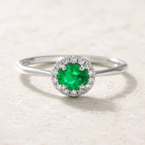 ANILLO HALO CON ESMERALDA Y DIAMANTES