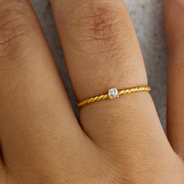 ANILLO SOLITARIO CON DIAMANTE 0.10 QUILATES TAYLA